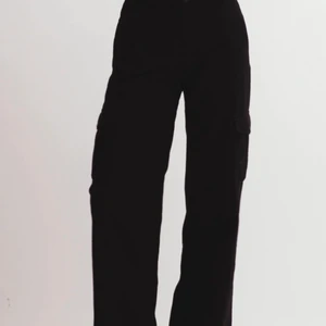 Cargobyxor - Säljer dessa helt oanvända cargobyxor då jag inte får någon användning av dem. Är endast testade. Köpta i Stockholm i februari. Skicka till mig om du vill ha fler bilder. Frakt tillkommer 😊