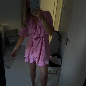 Rosa klänning - Så gullig klänning! Aldrig använd, storlek S! Perfekt till sommaren💞💞