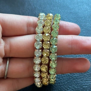 Smycken glittriga - Glittriga smycken köpta på Åhléns, med resår och med stenar som glimmar. 