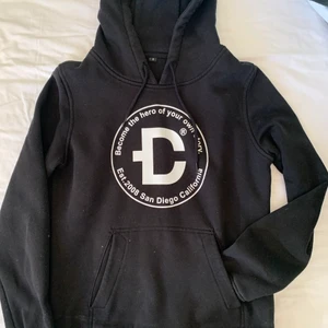 Dirtcult hoodie  - Superfin svart hoodie från dirtcult, säljes då den bara hänger. Storlek s-xs, tajt modell. Den är knappt använd och är felfri i skicket🖤