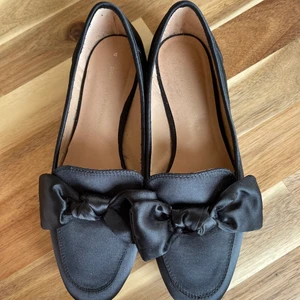 Svarta Ballerina - Säljer ett par svarta ballerina ifrån Dorothy Perkins. Använda ett par gånger. Fortfarande fint skickt. Stått i garderoben för det mesta. Syns kanske pga all damm 😅