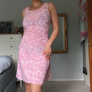 Vintageklänning! - Så härlig vintageklänning i världen härligaste material! Skulle uppskatta strl till en M men är justerbar i rygg! Jag bär vanligtvis 38/S/M och är 171 cm❤️