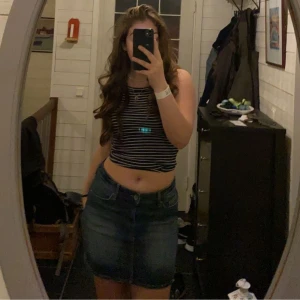 Fin jeanskjol från Hm💞 - Säljer denna kjol då den tyvärr inte kommer till användning😕 Passar mig bra och jag har 36-38. Kort om man vill ha den i midjan men sitter perfekt lågmidjat💞 Använd 1 gång! Från Hm men köpt secondhand för 200kr! Bud från 70kr! Köparen står för frakt💞