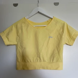 I can i Will Träningströja croppad  - En träningströja, snyggt croppad i ljusgult. Storlek M. Säljes då den är för liten. Från I Can I Will. 