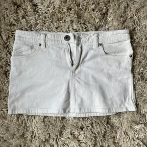 vit kjol från dr. denim - Säljer denna vita skit snygga kjol från dr.denim då den är för liten. Midjemått 80 och storlek 29. Skriv vid fler frågor eller intresse💕💕