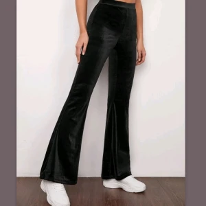 Svarta byxor Strl XS - Super fina byxor från SHEIN !! Inget man vill missa super bra skick och helt nya (oanvända) säljs för att storleken inte passade (XS / EU 34 / US 2) De passade inte när det gäller längd, men annars super bekväma, snygga och även skönt material.