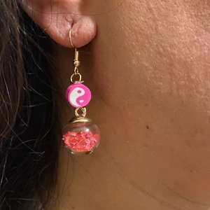 Hot pink/ Rosa yin Yang örhängen 💕 -  Handmade with lots of love <3 Om du är interessed efter fler bilder kan du gärna skriva inne på DM 💗