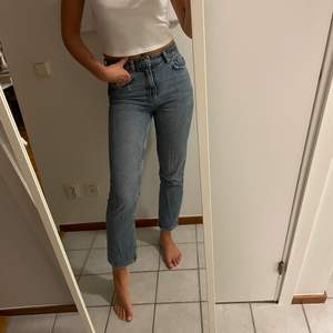 Straight jeans från Gina tricot, nypris 499kr. Ankellängd på mig som är 180 cm lång. Varan är i fint skick💕 köpare står för frakt 