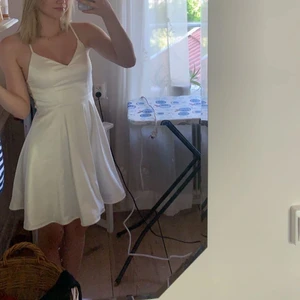 Student/skolavslutningskällning - Sjukt fin klänning från moments i silkes material med inbygga cups så bh behövs inte, har även superfint mönster i ryggen. Har endast använts 1 gång förra året💕