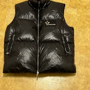 Svart Moncler väst  - Svart moncler väst i L/Xl i herrmodell , i väldigt fint skick, använd fåtal gånger pågrund av fel storlek , priset kan diskuteras vid snabb och smidig affär  