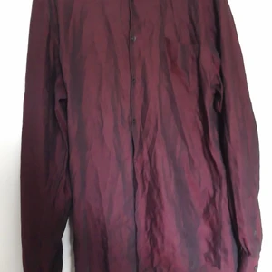 Skjorta - Mörkröd skjorta från Dressmann. Storlek S