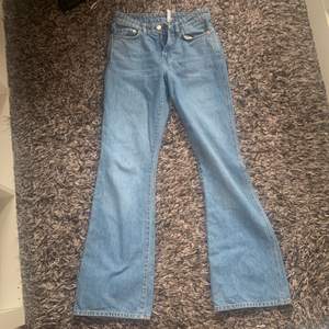 Jätte snygga lågmidjade jeans i modellen ”Sway” ifrån Weekend i storlek W25 L32 bootcut