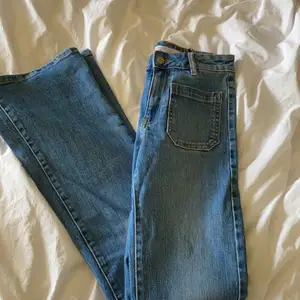 Supersnygga bootcut jeans från Cubus. Köpta för 499kr men har inte kommit till användning. Går ner till hälen (är 162cm)💞 Buda start från 299 eller köp direkt för 349kr