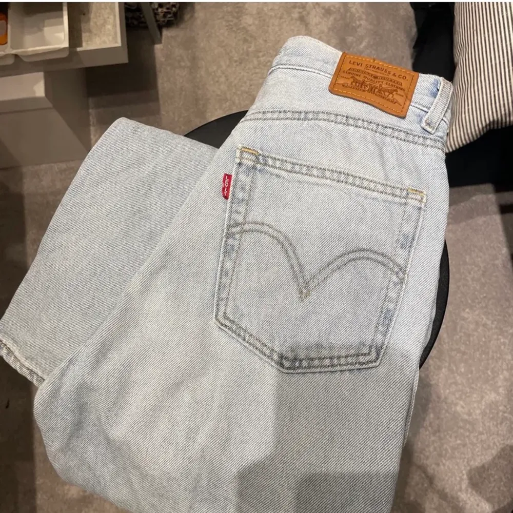Levis high loos jeans! Älskar dessa jeans men har tyvärr blivit för små! Hör av er vid intresse eller frågor!. Jeans & Byxor.