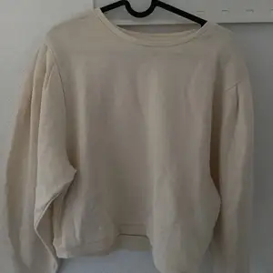 En vit tröja med detalj i axeln, inte använd men finns ingen prislapp på💕 köparen står för frakten.