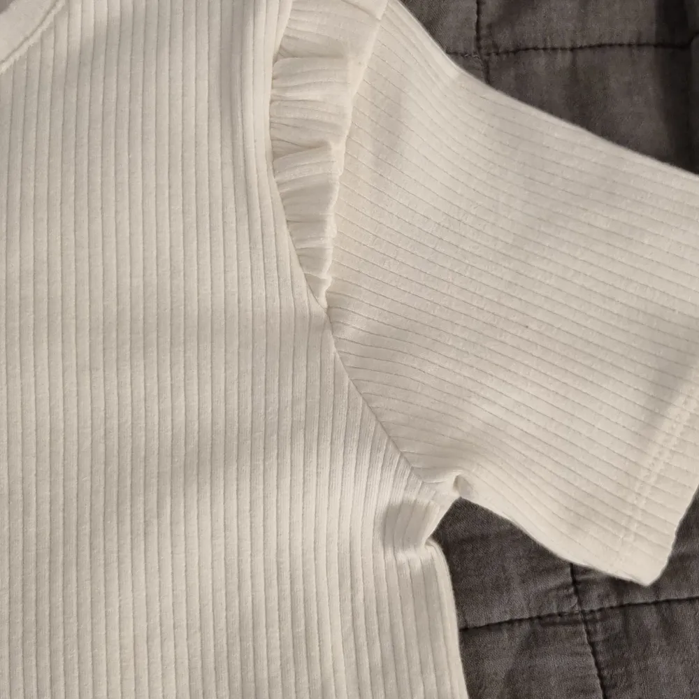Säljer en vit tröja från zara som är jätre fin nu till sommarn, den är aldrig andvänd och inga defekter. Den är storlek 13-14 164 i barn men passar small!. Tröjor & Koftor.
