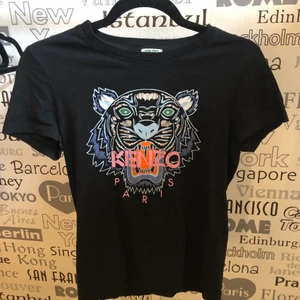 Kenzo t-shirt - Kenzo t-shirt i storlek XS men den skulle också kunna passa en S! Bra skick! Frakt tillkommer på 45kr! (Fraktalternativet nedan stämmer alltså inte)