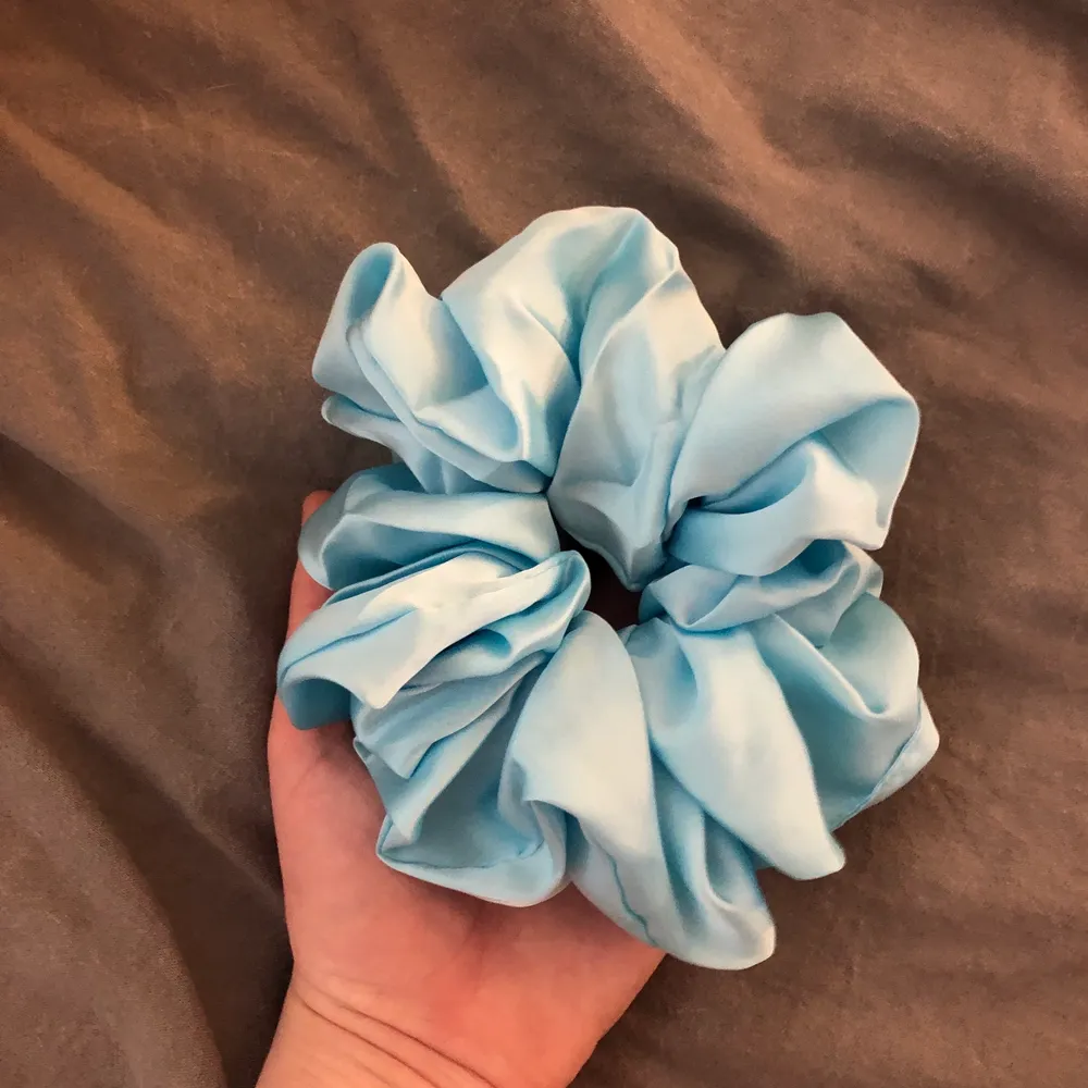 Scrunchies, stora (se bild 3) En för 10 alla för 30kr! Frakt tillkommer beroende på hur nånga du köper! (En = 13kr) (fraktalternativet nedan stämmer alltså inte). Accessoarer.