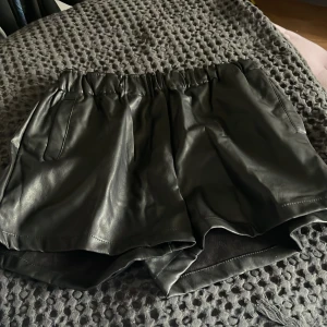 Skinn skjorts - Från shein in strl S 