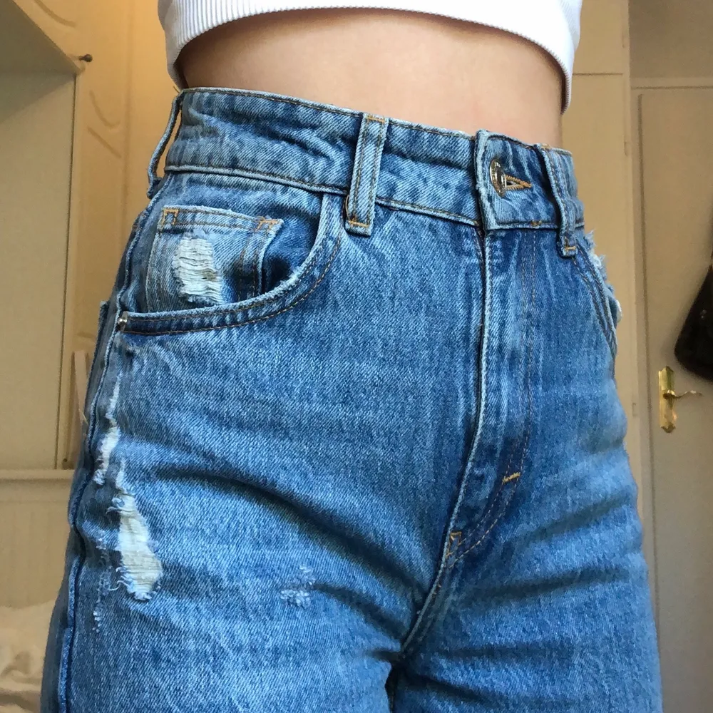 Vida blå jeans från Pull&Bear med ”ripped” detaljer. Skriv om du har frågor eller vill ha fler bilder! Köparen står för frakt. Kan även mötas i Stockholm:). Jeans & Byxor.
