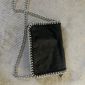 Tiamo väska - Svart tiamo väska i storlek M  Nypris 499kr 