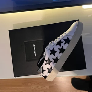 Saint Laurent storlek 36.5/37 - Helt nya Saint Laurent sneakers i storlek 36.5/37. Sitter true to size. Nypris -5500kr