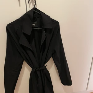 Bik bok kappa  - Helt ny kappa från bik bok endast testad fint och skönt material kappan är i runt material perfekt till sommaren / sommarkvällar 🌺 köpt för 500kr säljer för 400kr priset kan diskuteras 