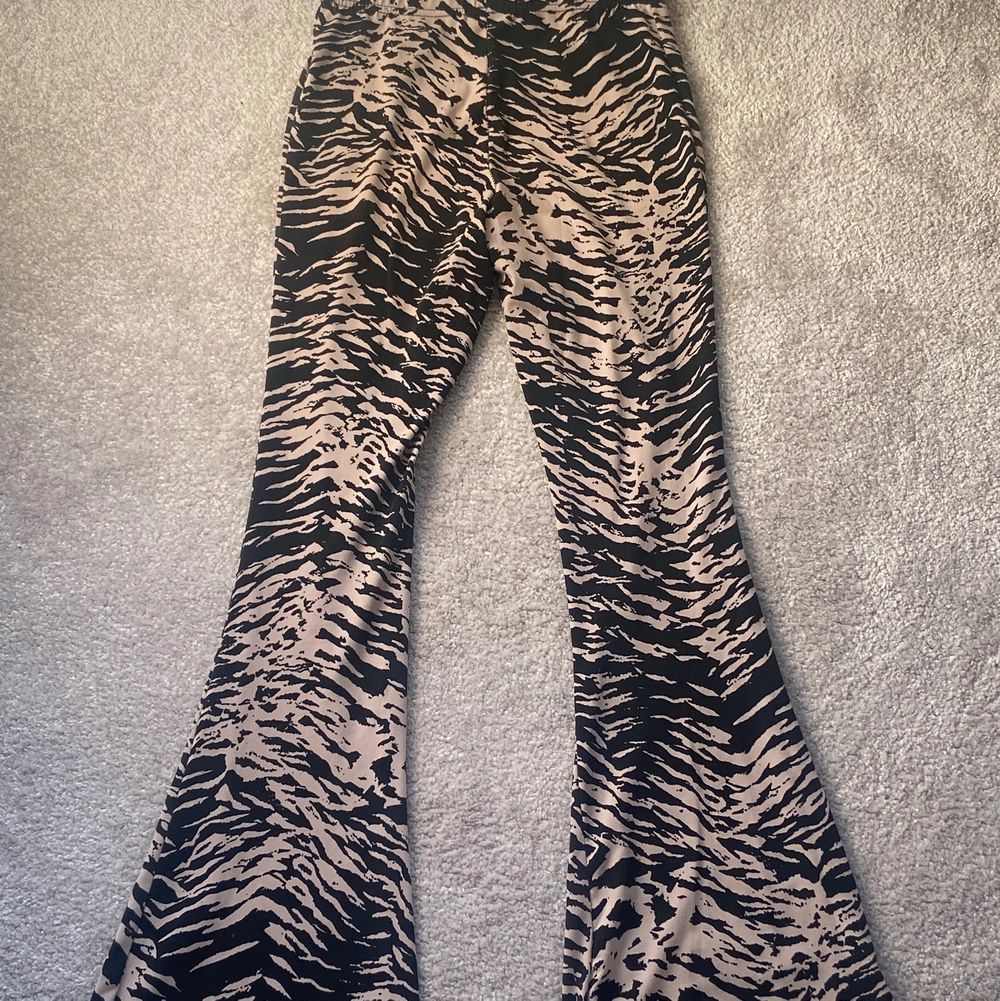 Mönstrade flare leggings i strl 32 från nastygal, nyskick ! . Jeans & Byxor.