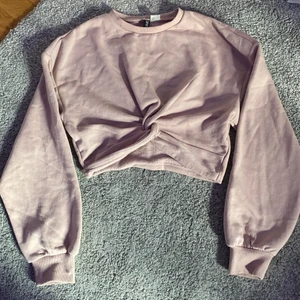 Tröja med knutning, XS färgen Smutsrosa - Tröja med knutning, storlek XS Färg rosa. Använd fåtal gånger, ca 1-2 år gammal❤️