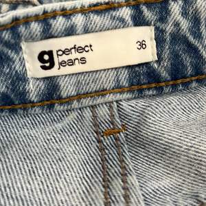 Fina jeans från Gina tricot! Modellen heter perfect jeans❤️säljer för jag börjar gå upp i vikt o de snart inte passar! Orginal pris är 500kr men säljer för 350kr! Dem är ej slitna o har använt ca 5 gånger! Inga fläckar o inga fel med jeansen!