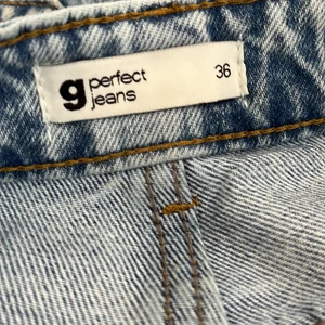 Gina tricot perfect jeans - Fina jeans från Gina tricot! Modellen heter perfect jeans❤️säljer för jag börjar gå upp i vikt o de snart inte passar! Orginal pris är 500kr men säljer för 350kr! Dem är ej slitna o har använt ca 5 gånger! Inga fläckar o inga fel med jeansen!