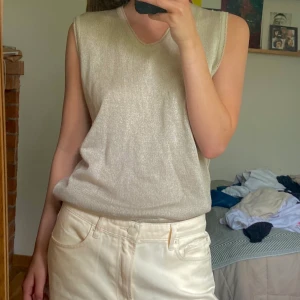 Skimrigt linne - Fint beige/grått skimrigt stickad topp! 