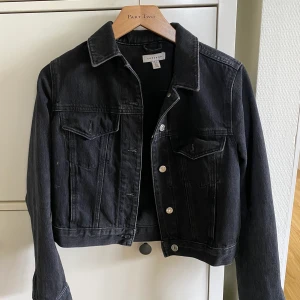 Svart jeans jacka från topshop  - Säljer denna i storlek 34/XS för att jag tyvärr växt ur den. 