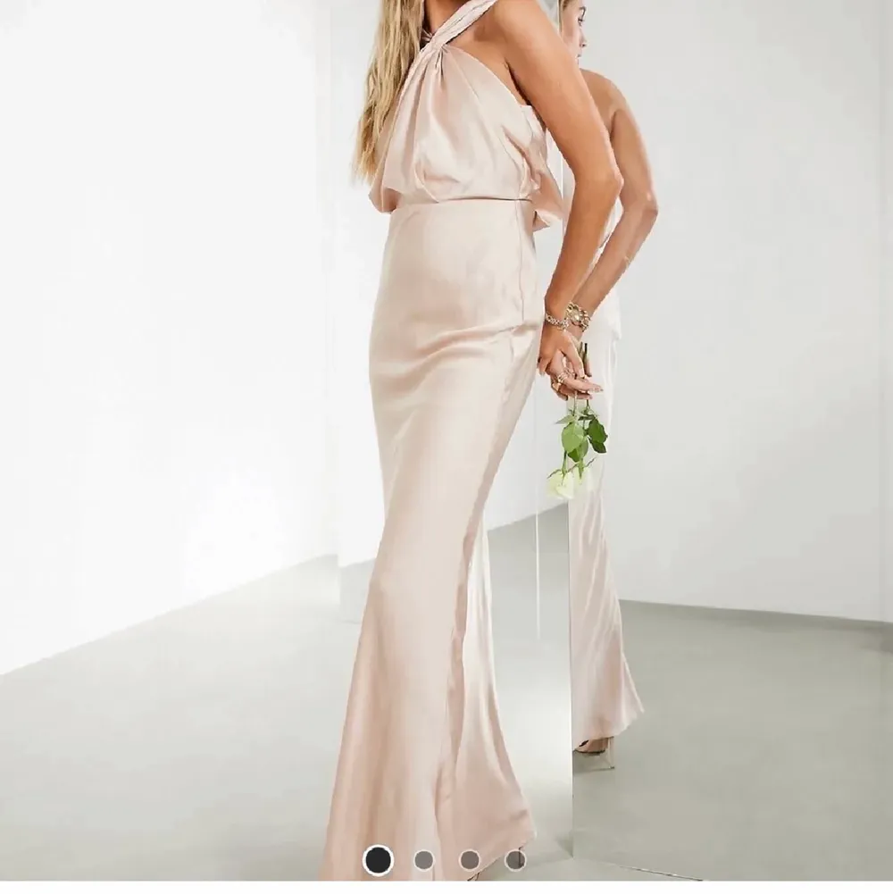 Perfekta balklänningen som tyvärr inte kom till användning. Materialet är satin och färgen är en jättefin ljusrosa färg!!💞 klänningen säljs inte längre på hemsidan. Nypris 1359kr. Klänningar.