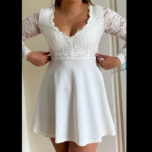 Sommarklänning  - Långärmad fin sommarklänning i spets, använd en gång fint skick. Köparen står för frakten 