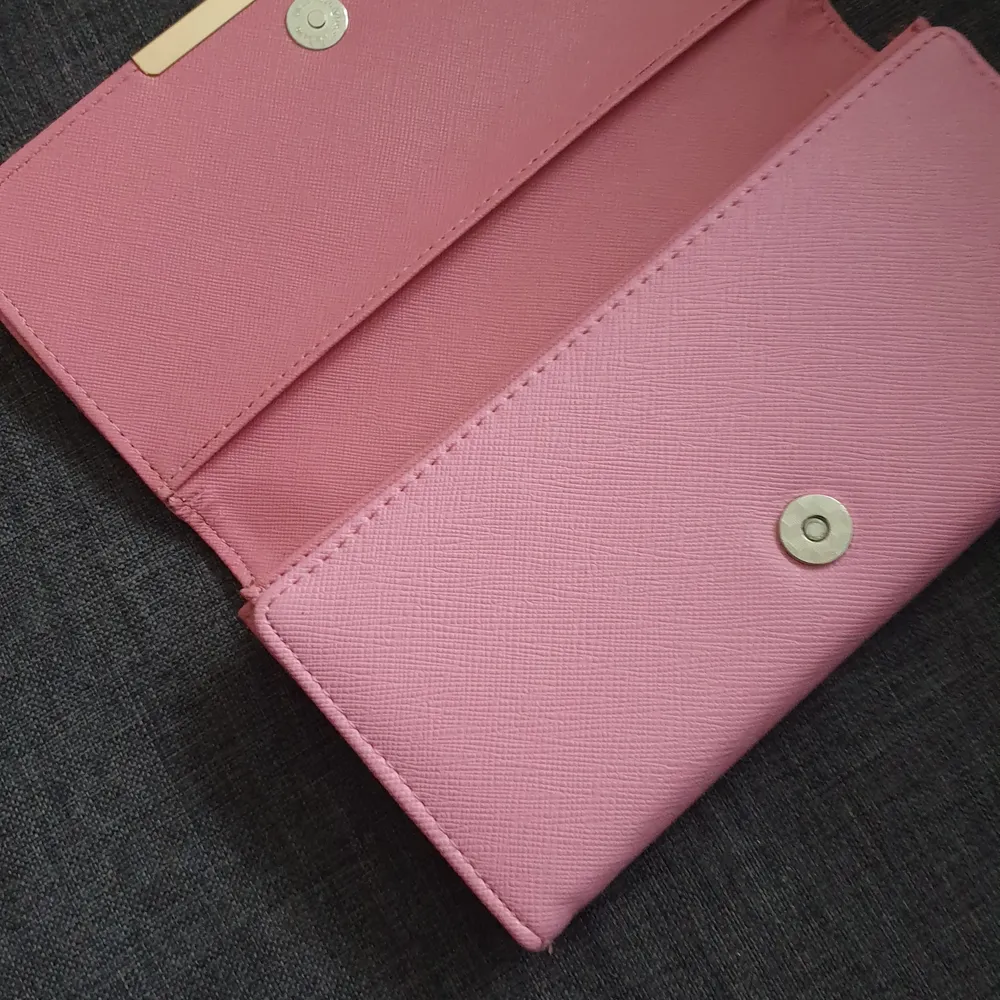 Helt ny plånbok i underbar rosa färg. Köpare står för frakt :). Väskor.