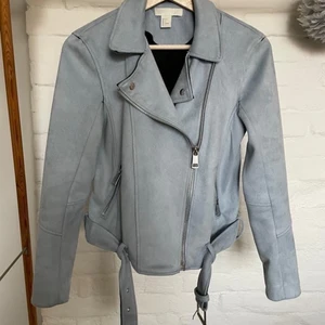 Mockajacka / skinnjacka / bikerjacka i blå nyans  - Vad: Gråter en skvätt av att sälja den här bikerjackan i den finaste blå färgen. Mjuk och följsam. Märke: hm Storlek: 36 Skick: Utan anmärkning 