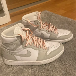Air Jordan 1 Seafoam - Säljer nu mina favoritskor, skorna köptes i vintras och är just nu värda runt 3700kr på stockx. på högra skorn är det en ganska stor crease men den blir mindre synlig när man har på sig skorna. Tveka inte på att ställa några frågor!