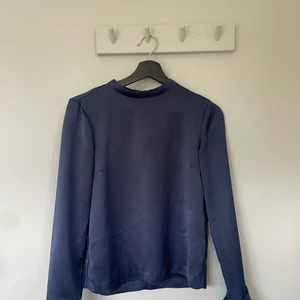 Söt marinblå blus - Marinblå blus. Fin kvalitet, aldrig använd. 