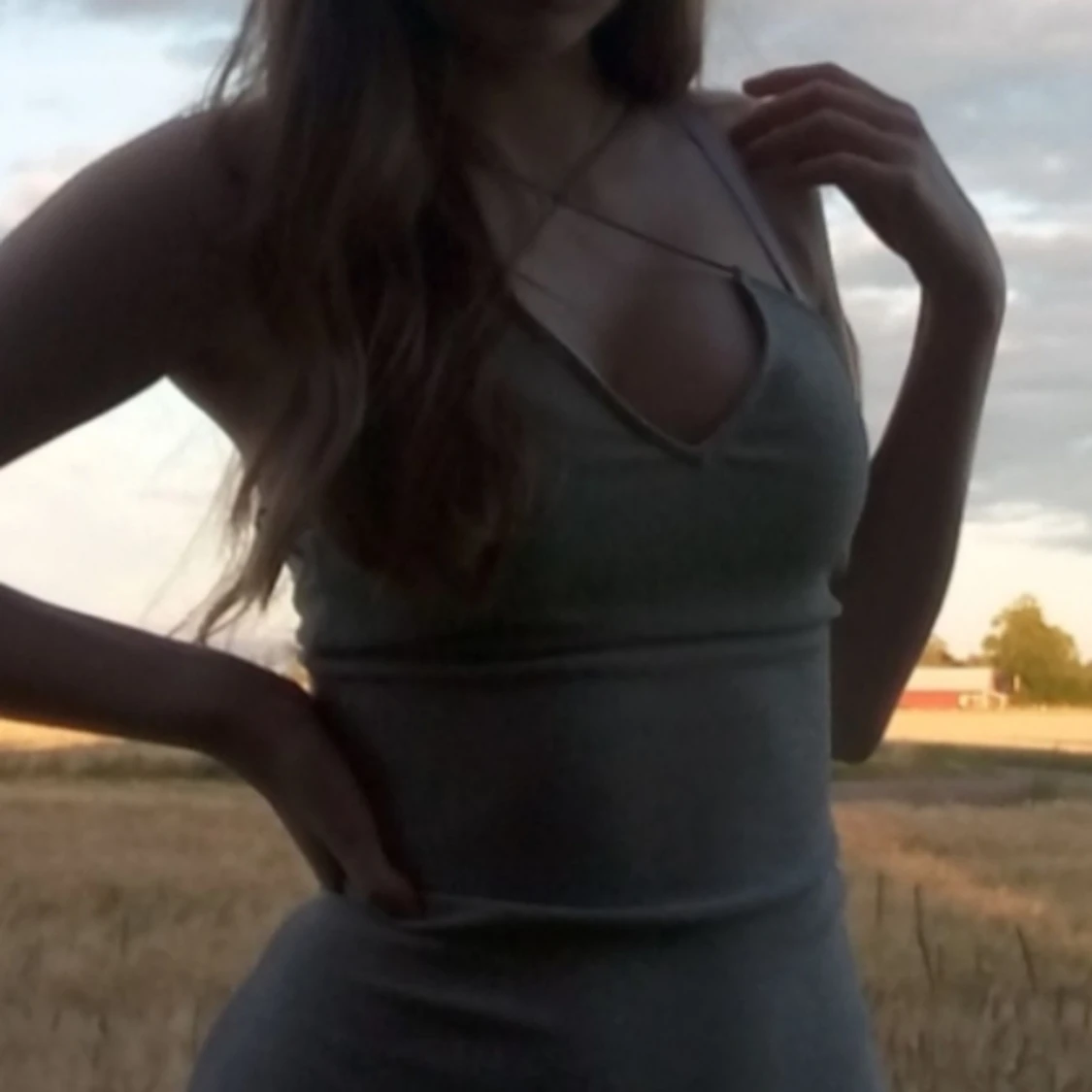 Kort glittrigsilvrig klänning - 90