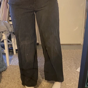 Svarta jeans  - Dessa svarta jeans från hm är väldigt bekväma. Byxorna är svarta men lite svart urtvättad som dom var från butik. Frakt på 59kr kommer att tillkomma❤️ hör av dig vid intresse eller frågor❤️