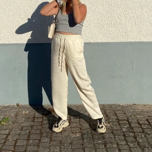 Linnebyxor  - kollar intresset på vad jag kan få för dessa beiga linnebyxor från h&m i storlek S!! köptes förra året i Visby & har använts sparsamt!! obs detta är endast en intressekoll då jag vill se vad jag kan få för de!! säljer endast om ja får bra bud!