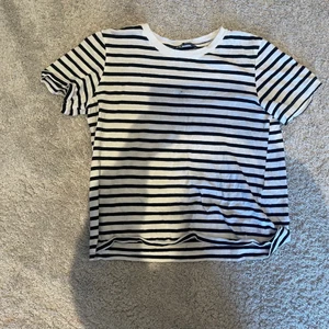 ‼️Svart,vit randig t-shirt‼️ - 🌺säljer denna underbara vit,svarta trendiga t-shirts i jättebra skick endast andvänd 2-3 gånger.I storlek s.🌺