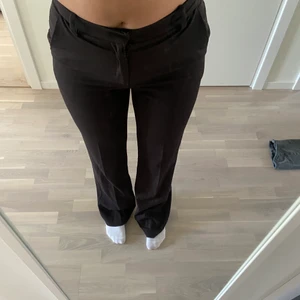 Kostymbyxor - Kostymbyxor i storlek 38 i mörkbrun färg. Nyskick!!! Jag är 173 cm lång