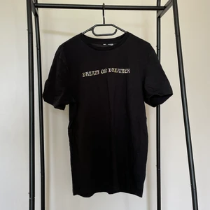 T-shirt  - Din lokala garderob skickar med PostNord för 59 Kr. Ni står för kostnaden av frakt. 