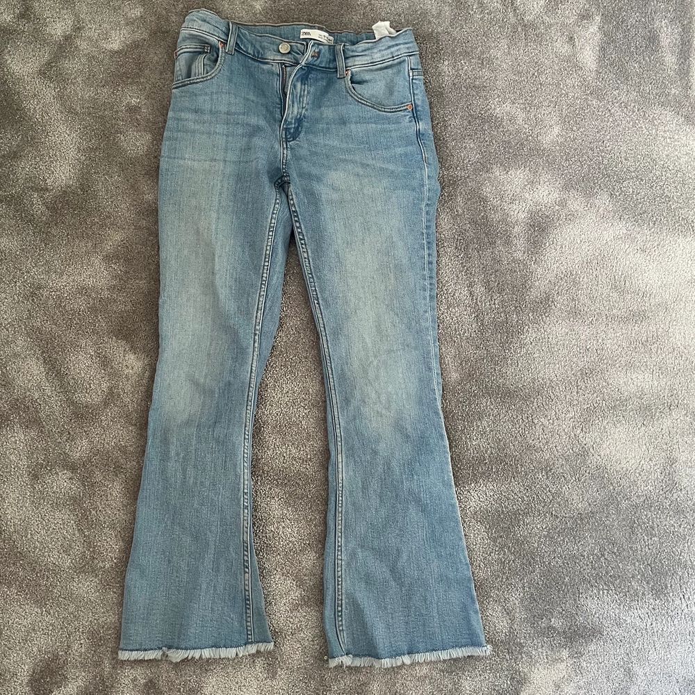 Superfina mid waist flare jeans från Zara kids💫. Jeans & Byxor.