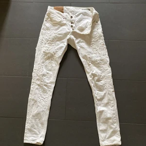 Dondup jeans  - Vita dondup jeans med slitningar. Storlek 31. Skicka meddelande vid fler frågor eller bilder! 
