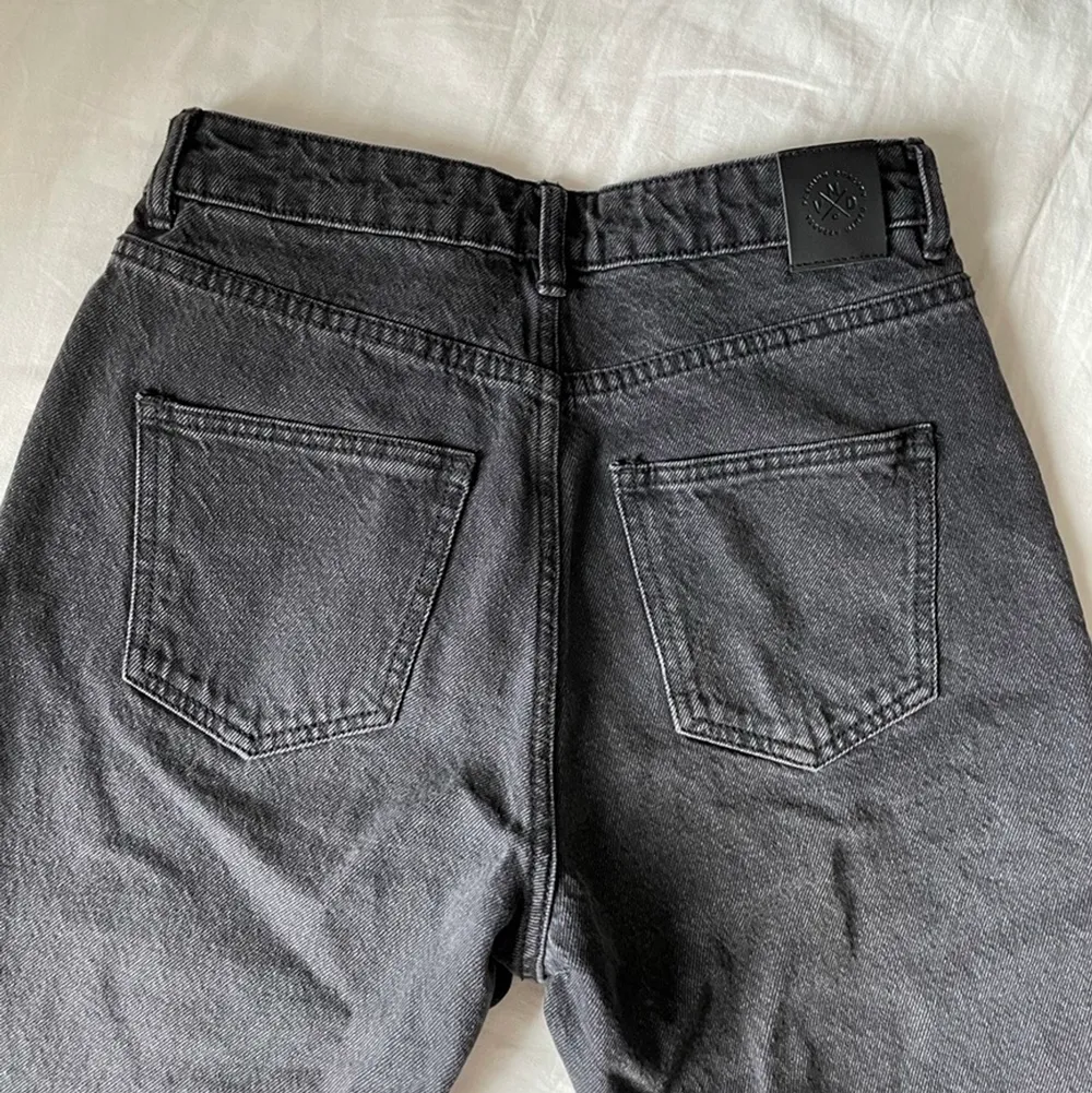 Snygga svarta jeans, tyvärr lite små på mig som är 173. Jeans & Byxor.