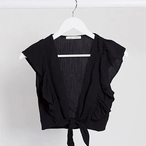 Svart topp med knytning - Storlek S men passar en XS/liten byst. Endast provat