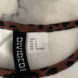 Topp från H&M - Säljer denna topp därav jag inte använder den och den är för kort. Har använt den 2 gånger sen jag köpte den. (OBS)Köpare betalar frakten.